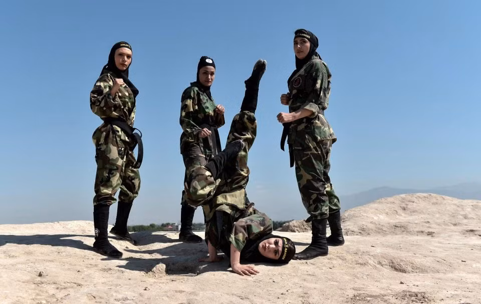 Chum anh nhung nu chien binh ninja dang gom o Iran