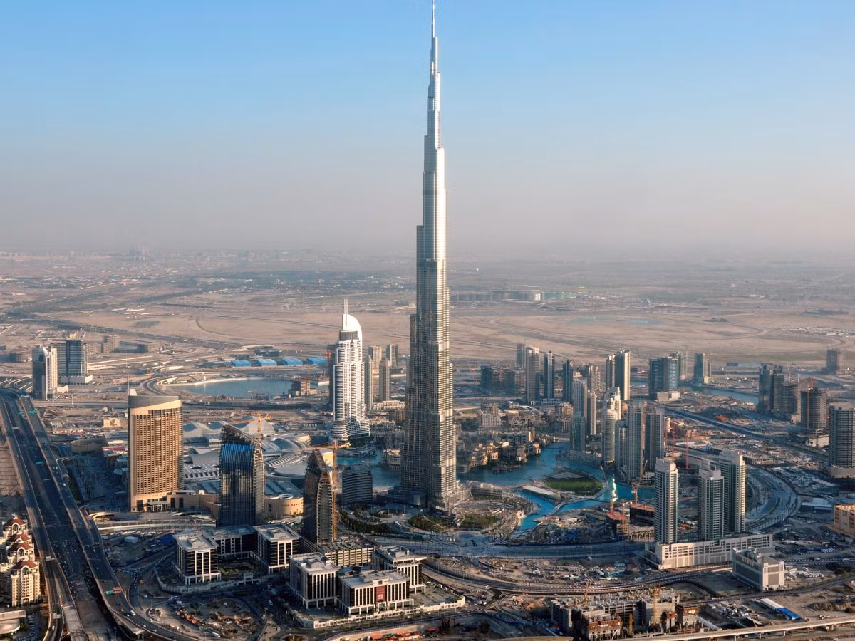 Burj Khalifa là một tòa nhà chọc trời ở Dubai được xây dựng trong khoảng thời gian từ năm 2004 đến 2009. Kinh phí xây dựng công trình này là gần 1,5 tỷ USD. Ảnh: BI.