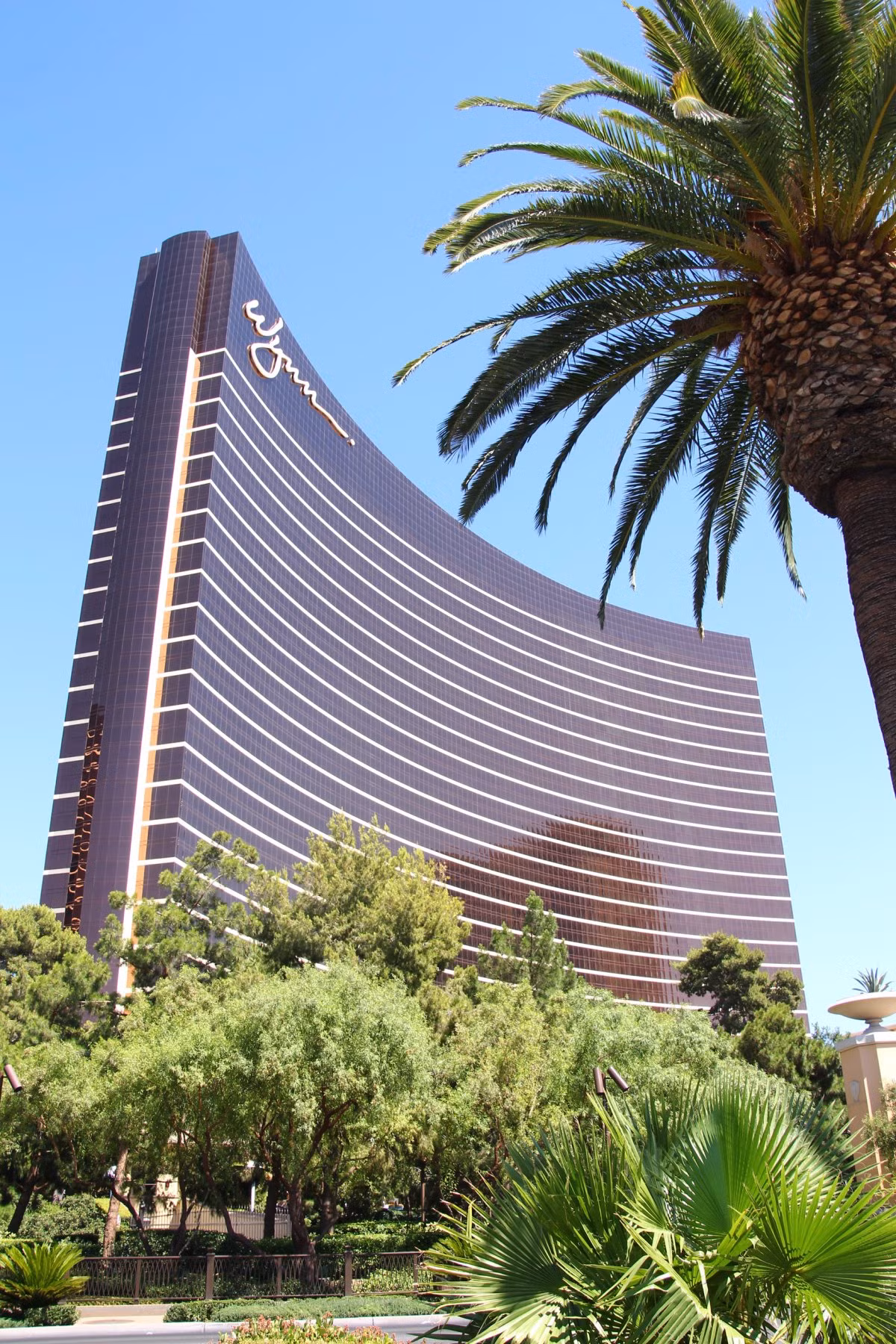 Tổ hợp khu nghỉ dưỡng và casino Wynn tọa lạc trên Dải Las Vegas (Mỹ) được xây dựng vào năm 2005 với kinh phí 4,1 tỷ USD. Tòa nhà có chiều cao 187 mét. Ảnh: BI.