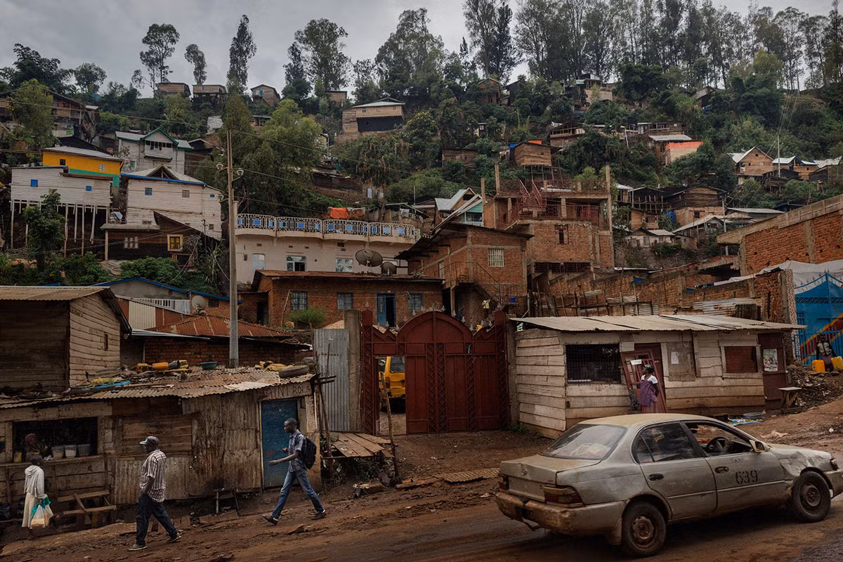 Một góc trong thành phố Bukavu. Hiện nay, Cộng hòa Dân chủ Công-gô đang trải qua sự bất ổn lớn về chính trị cũng như tình trạng bạo lực.