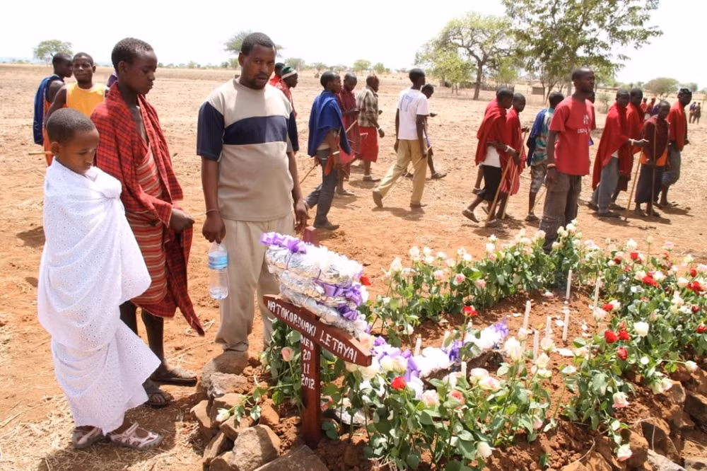 Tanzania tồn tại một trong những tục lệ mai táng dị nhất Châu Phi. Trong đám tang, người chết sẽ được chôn cất cùng toàn bộ đồ dùng cá nhân. Ảnh: The Richest.