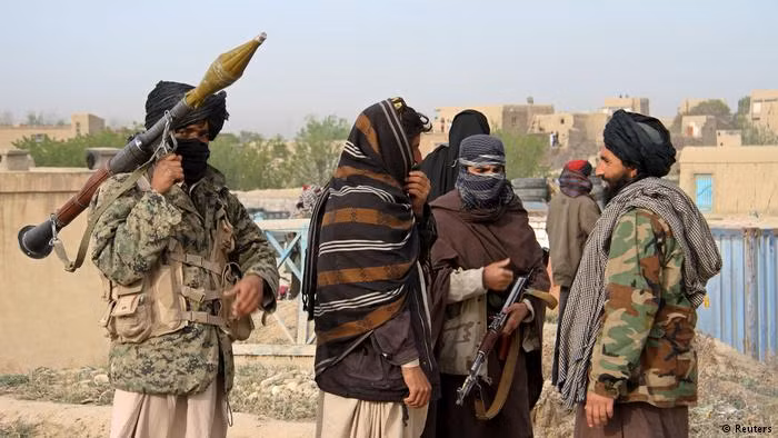 Hồi tháng 4/2017, phiến quân Taliban thông báo khởi động “chiến dịch mùa xuân” thường niên với việc tăng cường các cuộc tấn công nhằm vào liên quân và lực lượng an ninh Afghanistan. Lực lượng Taliban còn tuyên bố thay đổi chiến thuật trong “Chiến dịch Mansour” năm nay. Ảnh: DW.