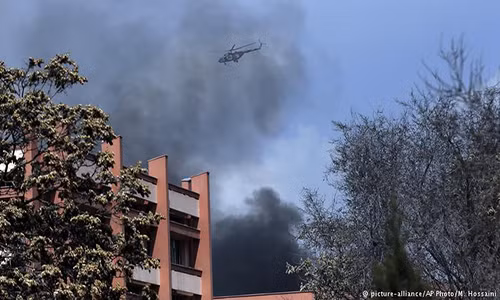 Trước đó, nhiều vụ tấn công liều chết đã xảy ra ở thủ đô Kabul của Afghanistan. Hồi tháng 3/2017, các phần tử nổi dậy tấn công một bệnh viện quân sự ở Kabul, khiến 38 người thiệt mạng và hơn 70 người khác bị thương. Nạn nhân chủ yếu là bệnh nhân, bác sĩ và y tá. Ảnh: DW.