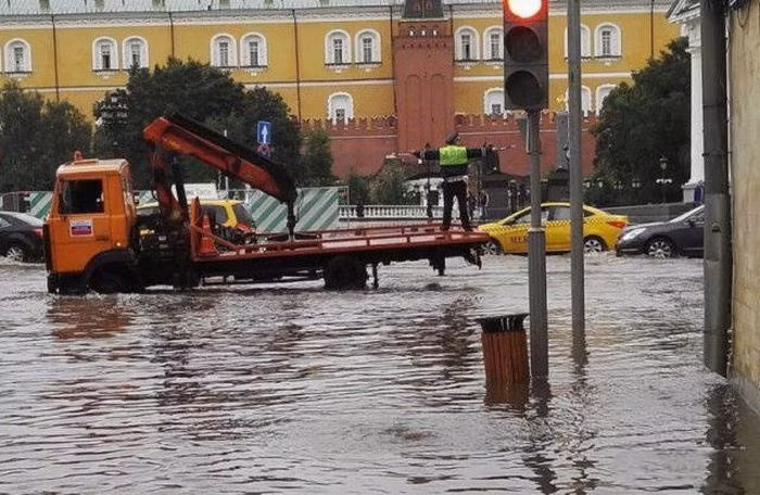 Cảnh sát giao thông tiếp tục làm nhiệm vụ trên con đường ngập nước. Ảnh: ER.