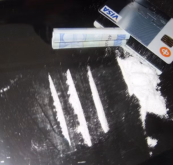 Sau khi trúng thưởng hơn 1,8 triệu USD, Callie Rogers đã “nướng” phần lớn số tiền này vào cocaine và phẫu thuật thẩm mỹ. Hiện giờ, Callie chỉ còn lại vài nghìn USD trong khi phải nuôi ba con nhỏ. Ảnh: L25.