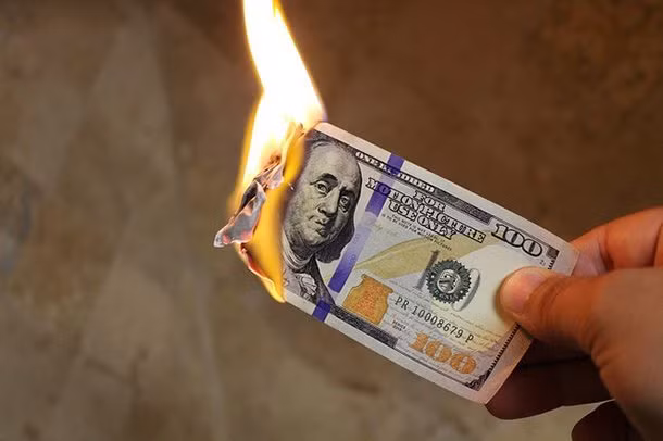 Sau khi trúng thưởng 16 triệu USD, William Post III đã đầu tư một cách bừa bãi và chi tiêu vào những thứ xa xỉ khiến ông bị phá sản và thậm chí mang khoản nợ 500 nghìn USD. William qua đời vì chứng suy hô hấp năm 2006 ở tuổi 66. Ảnh: L25.