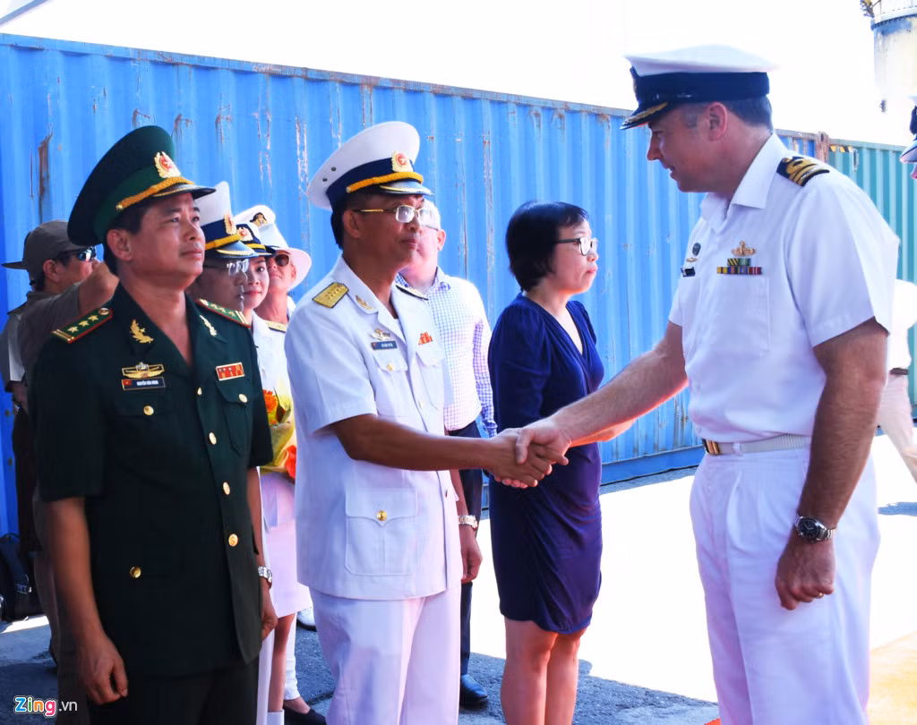 Trưa 4/6, đại diện lãnh đạo TP Đà Nẵng, các đơn vị quân đội Việt Nam đã đón chỉ huy và thủy thủ tàu HMAS Ballarat FFH 155 của hải quân hoàng gia Australia đến thăm Đà Nẵng.