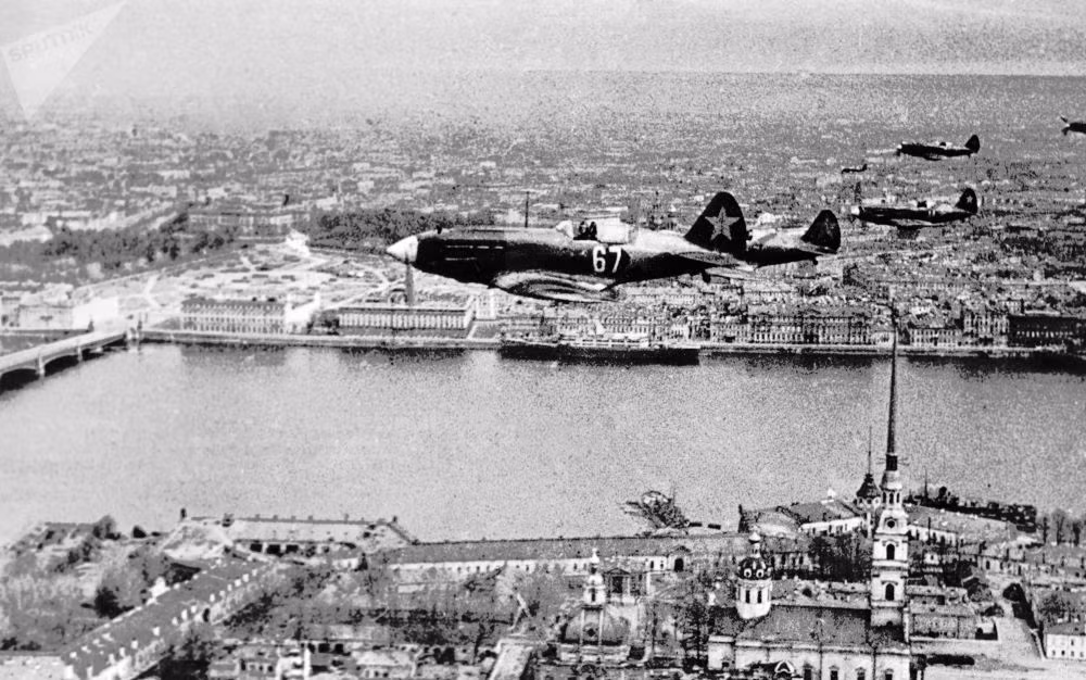 Máy bay chiến đấu của Liên Xô tuần tra không phận trên thành phố Leningrad (hiện nay là St. Petersburg).
