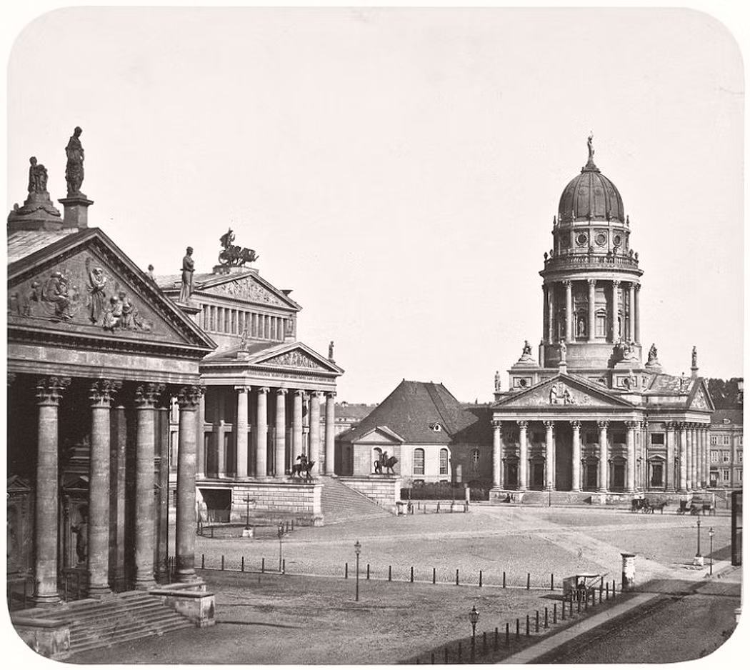 Quảng trường chợ lịch sử Gendarmenmarkt cách đây hàng trăm năm trước. Ảnh: Vintage.