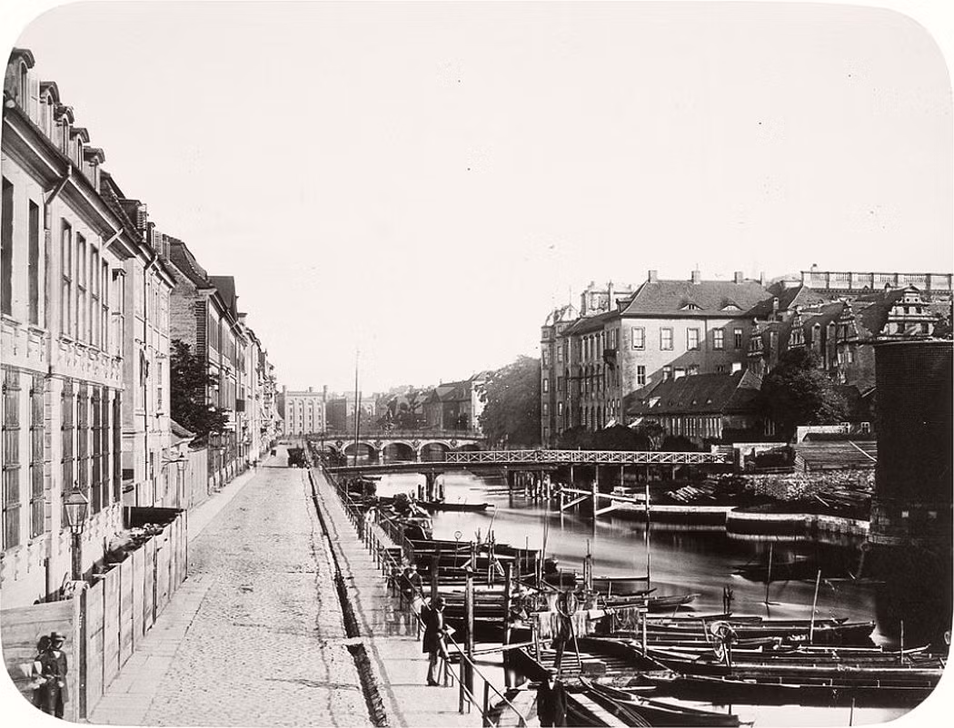 Bến Lange Brücke trong bức ảnh chụp cách đây nhiều năm về trước. Ảnh: Vintage.