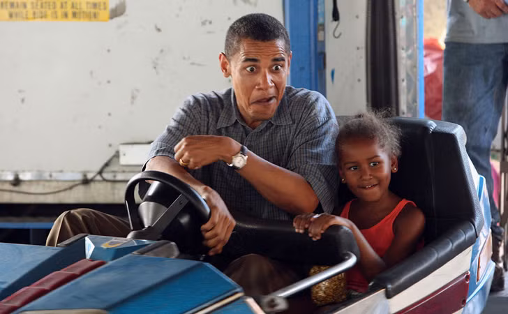 Cựu Tổng thống Obama dạy con gái Sasha điều khiển chiếc ô tô đồ chơi. Ảnh: BA.