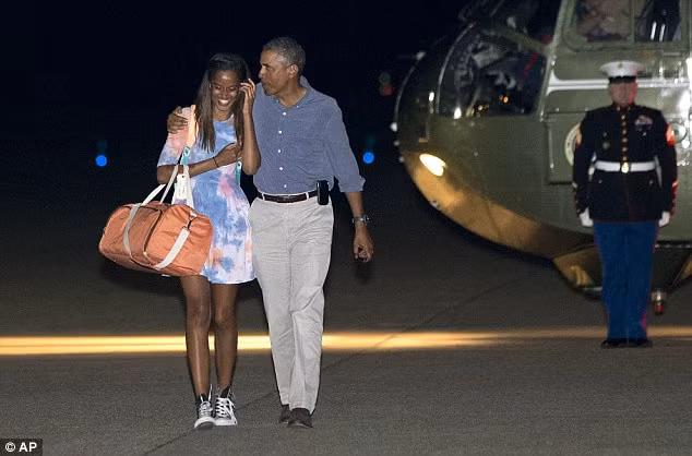 Barack Obama rất yêu hai cô con gái Malia và Sasha. Ảnh: BA.