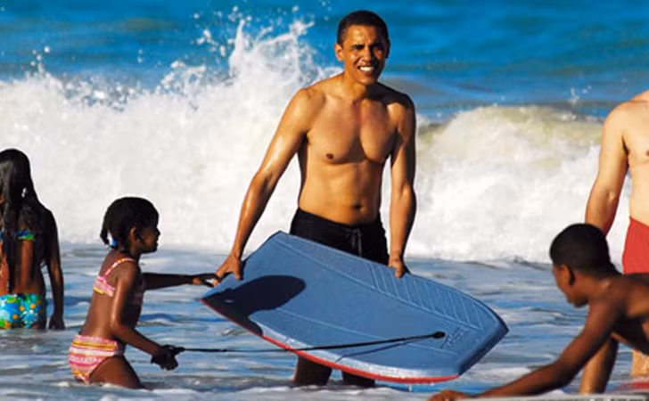 Ông Obama trong một chuyến đi nghỉ mát cùng gia đình. Ảnh: BA.