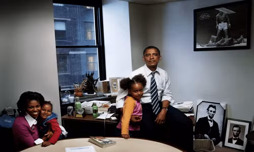 Ông Barack Obama cùng vợ, Michelle và hai con gái, Malia và Sasha, ngồi trong văn phòng ở Chicago năm 2004 trong cuộc “chạy đua” của ông Obama vào chức Thượng nghị sĩ bang Illinois. Ảnh: BA.