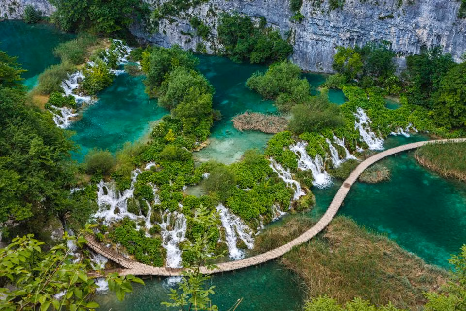 Vườn quốc gia hồ Plitvice ở Croatia nhìn từ trên cao. Ảnh: The Sun.