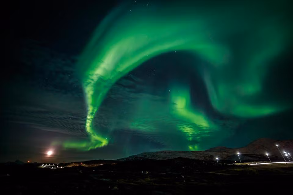 Chiêm ngưỡng cực quang ở Greenland. Ảnh: The Sun.