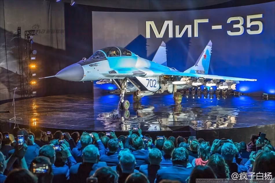 Cuối tháng 1 vừa qua, Tổng công ty máy bay Mikoyan (MiG) đã chính thức ra mắt dòng tiêm kích MiG-35 – chiến đấu cơ hạng nhẹ thế hệ mới nhất của nước Nga. Sau đó, MiG-35 đã có chuyến bay thử đầu tiên thành công. Sự kiện này đánh dấu bước tiến vượt bậc về mặt công nghệ hàng không quân sự của MiG nói riêng và nước Nga nói chung. Nguồn ảnh: Sina