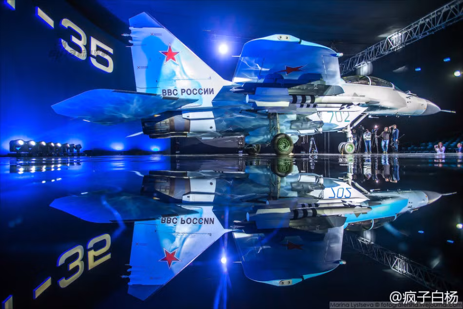 Với công nghệ radar mạng pha chủ động Zhuk FGA-35, máy bay chiến đấu MiG-35 có khả năng phát hiện mục tiêu RCS 3m2 cách 200km, tối đa đến 250km, theo dõi được 30 mục tiêu và lựa chọn tiêu diệt cùng lúc 6 mục tiêu. Nguồn ảnh: Sina