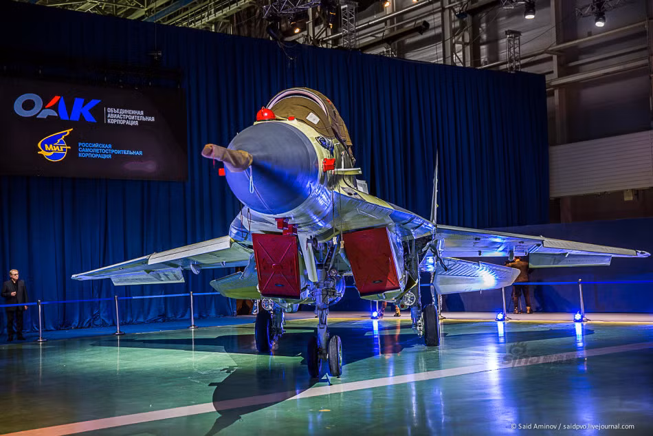 “Hiện tại, MiG-29 đang được sử dụng tại 29 quốc gia và vũng lãnh thổ trên thế giới. Hầu hết các quốc gia vốn có truyền thống sử dụng máy bay MiG này đang quan tâm đến máy bay MiG-35 để tìm kiếm sự thay thế MiG-29 vốn đã xuất khẩu từ năm 1980 và đang trở nên lỗi thời. Và nhiều trong số các quốc gia này mong muốn sự thay thế chứ không phải là việc hiện đại hóa hay nâng cấp MiG-29. Từ đó, chúng tôi đang đứng trước những khách hàng tiềm năng như vậy”, phát ngôn viên cho biết. Nguồn ảnh: Sina