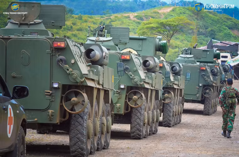 BTR-4 có hình dáng giống hệt dòng xe thiết giáp BTR-60/70/80 của Liên Xô, nhưng đi theo thiết kế bên trong như xe NATO với khoang lái đặt trước, khoang động cơ đặt giữa và khoang chở quân nằm ở đuôi. Nguồn ảnh: Ukroboronprom