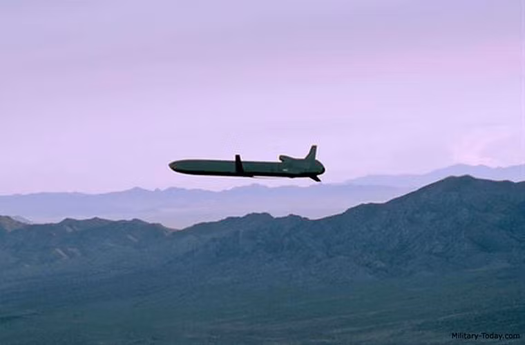 AGM-86B được trang bị động cơ turbofan F107-WR-100 cung cấp lực đẩy 2,7kN cho tầm bay cực đại 2.400km. Nguồn ảnh: Military-Today