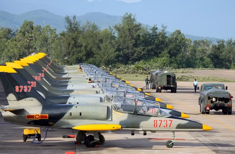 Với 4 đợt sản xuất thử nghiệm thành công, Dự án đã cho ra đời 800 lốp máy bay L-39, trong đó có 600 lốp sau và 200 lốp trước. Số lốp này đã được đưa vào sử dụng tại Trung đoàn 910, Trường Sĩ quan Không quân và được đánh giá đạt kết quả tốt, bảo đảm an toàn bay và chất lượng tương đương hàng ngoại nhập. So với giá ngoại nhập lốp L-39, giá lốp hiện tại của dự án bằng 1/3. Ảnh: Airlines.net