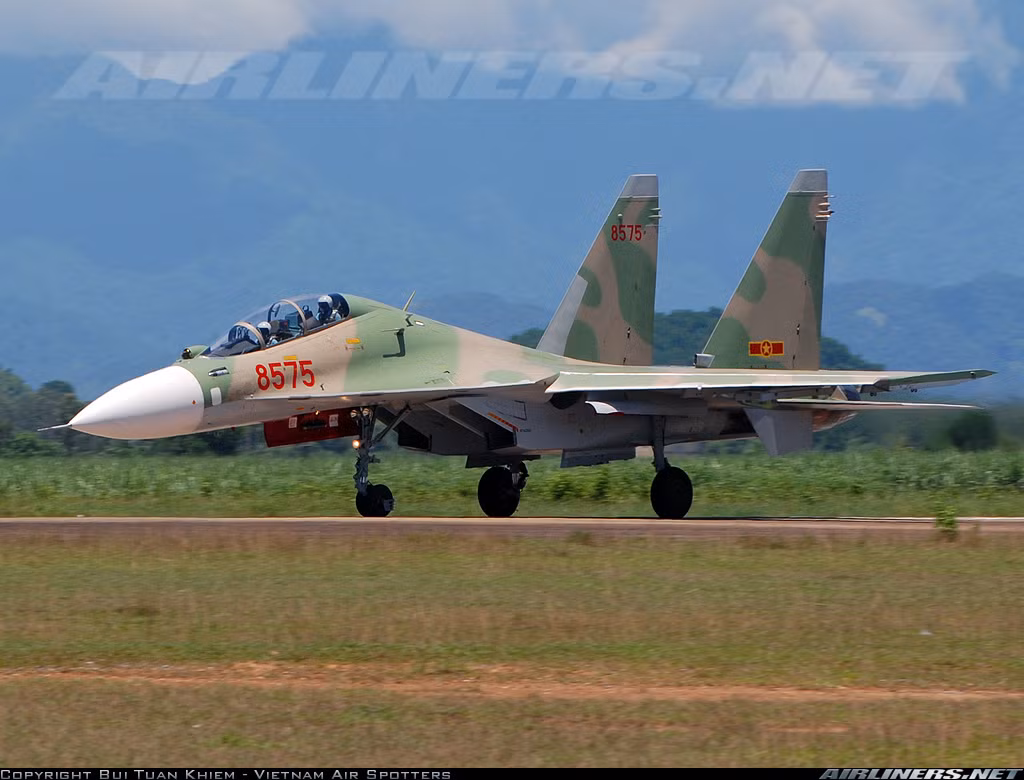 Triển vọng thành công của đề tài nghiên cứu lốp máy bay Su-30MK2 là rất cao. Bởi trước đó, Đại tá TS Nguyễn Hữu Đoàn cùng các đồng nghiệp tại Viện Kỹ thuật PK-KQ đã hoàn thành xuất sắc đề tài nghiên cứu cấp Nhà nước: "Nghiên cứu, chế tạo lốp máy bay bơm hơi không có săm cho máy bay L-39". Năm 2012 đến 2014, Bộ Khoa học công nghệ cđã ho mở dự án cấp Nhà nước “Hoàn thiện công nghệ và sản xuất thử nghiệm lốp máy bay bơm hơi không săm dùng cho máy bay L-39”, Tháng 3/2015, Dự án đã được nghiệm thu xong cấp Nhà nước. Ảnh: Airlines.net