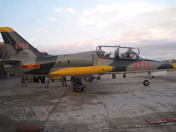 Trong ảnh, máy bay huấn luyện – chiến đấu phản lực L-39 của Trung đoàn 910 với bộ lốp “made in Vietnam”. Ảnh: Báo Phòng không – Không quân