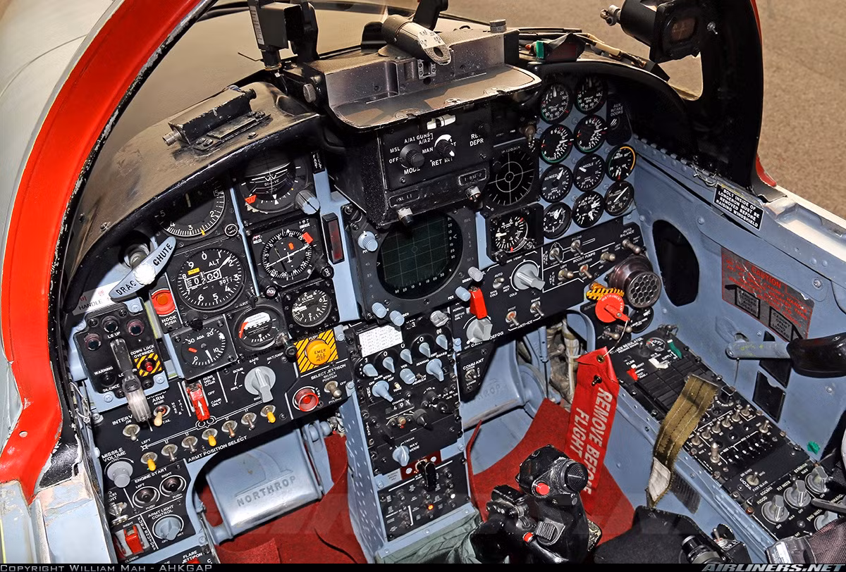 Radar AN/MPQ-159 trên tiêm kích F-5E trang bị công nghệ anten mạng pha kiểu mới cho phép phát hiện mục tiêu máy bay tiêm kích ở cự ly đến 37km (ít ra là còn xa hơn RP-21A trên MiG-21MF/bis), có khả năng hỗ trợ bắn tên lửa dẫn đường radar AIM-7, tên lửa không đối đất AGM-65 Maverick. Nguồn ảnh: Airlines.net