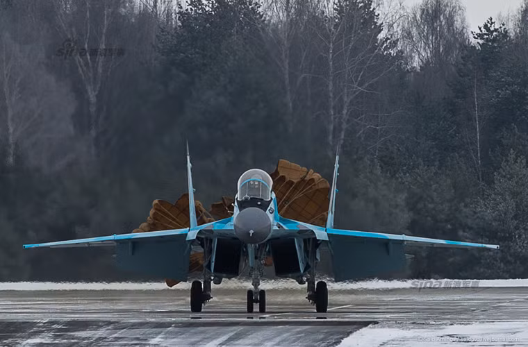 Ảnh: MiG-35 hạ cánh an toàn xuống sân bay sau chuyến bay thử nghiệm đầu tiên. Nguồn ảnh: Sina