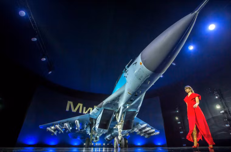 Trong một buổi lễ trang trọng được tổ chức tại Moscow, máy bay tiêm kích MiG-35 - mẫu chiến đấu hạng nhẹ thế hệ mới nhất dành cho Không quân Nga đã được Tổng Công ty MiG giới thiệu trước công chúng. Nguồn ảnh: Sina