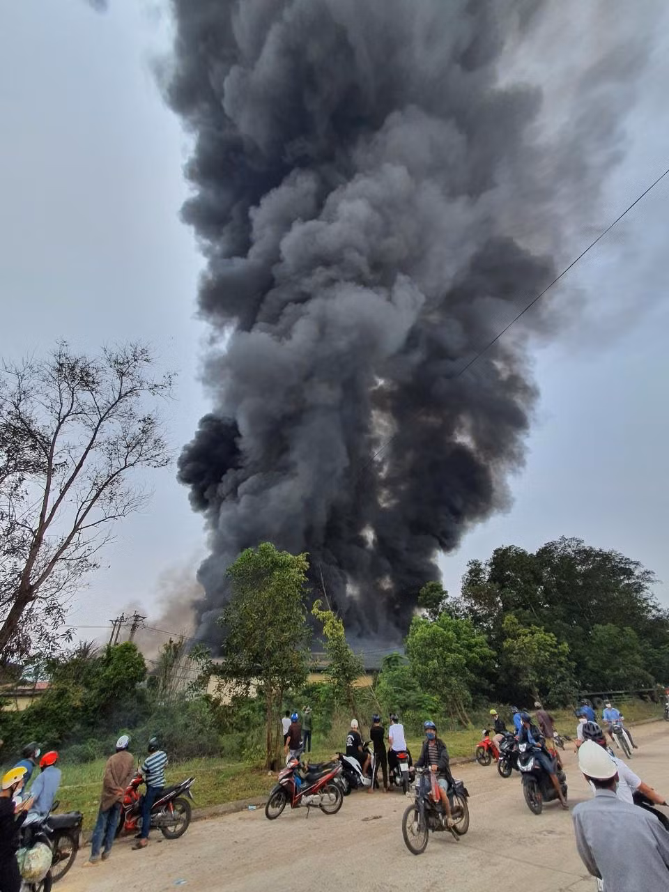 Cháy kinh hoàng cụm công nghiệp Nhơn Bình, Bình Định - Hình 6 Chay kinh hoang cum cong nghiep Nhon Binh, Binh Dinh-Hinh-6