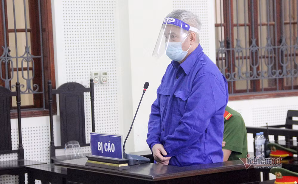  Đại gia nổ súng bắn chết 2 người tại chỗ do mâu thuẫn tiền bạc: Sáng 30/4/2021, Ông Đặng Ngọc Anh (66 tuổi, trú tại P. 14, Bình Thạnh, TP.HCM) và anh Ngô Quang Hưng (43 tuổi, trú phường Vinh Tân, TP Vinh) đã đến nhà Cao Trọng Phú (SN 1962, trú tại xã Nghi Kim, TP Vinh) để giải quyết mâu thuẫn nợ nần. Nhưng vừa đến cổng, đã bị Phú rút súng ra bắn tử vong ngay tại chỗ. (Ảnh: Vietnamnet).