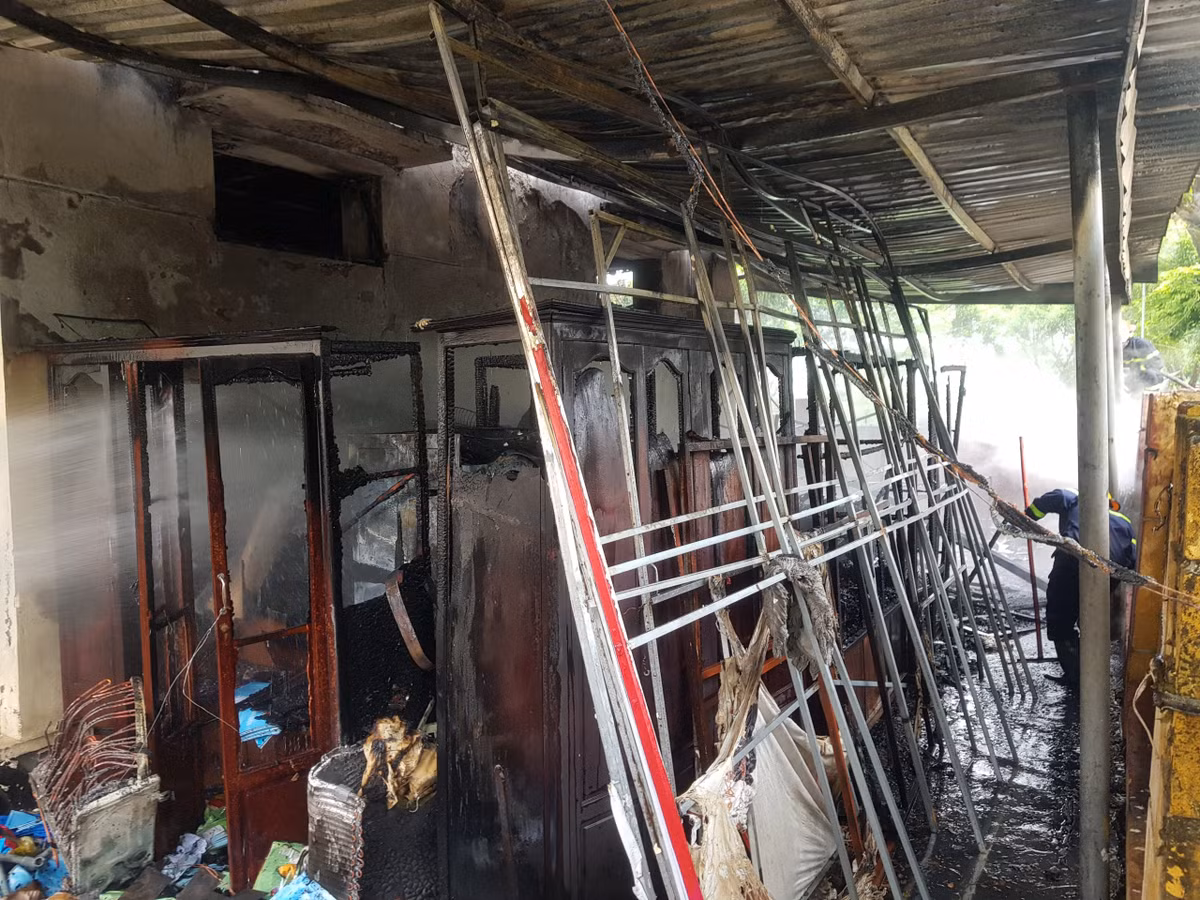Theo nhiều người dân, trước khi đám cháy bùng phát họ nghe tiếng nổ lớn. Hiện, nguyên nhân vụ cháy đang được lực lượng chức năng điều tra làm rõ