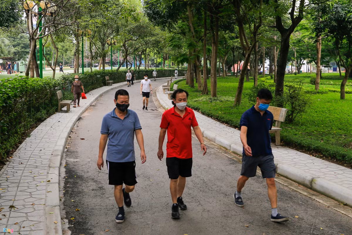 Cuối chiều, nhiều người tập trung về đây hoạt động vui, giải trí và tập thể dục. Hiện, công viên Cầu Giấy nằm trong danh sách 10 công viên sẽ được cải tạo và sửa chữa ở mức độ 2.