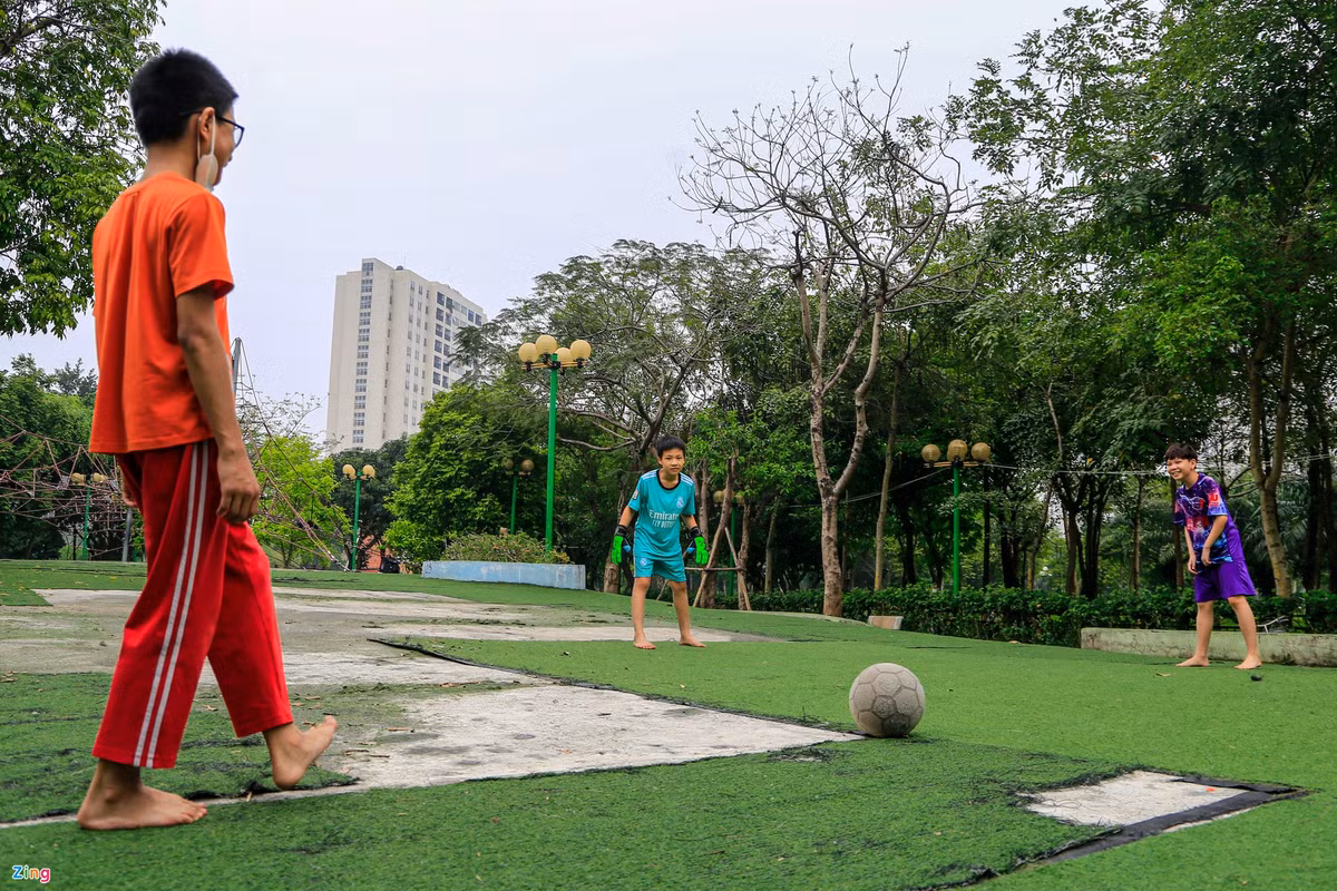 Đức, Khang cùng nhiều học sinh khác sau giờ tan học thường rủ nhau đến bãi cỏ công viên để đá bóng. Các em có thể bị chấn thương khi vui chơi ở khu vực này.