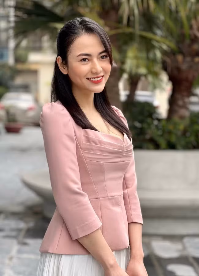 Để xây dựng hình tượng nhân vật Lệ, Việt Hoa thường lựa chọn trang phục thanh lịch, kín đáo, phù hợp với tính chất công việc của người phụ nữ làm trong môi trường công sở.