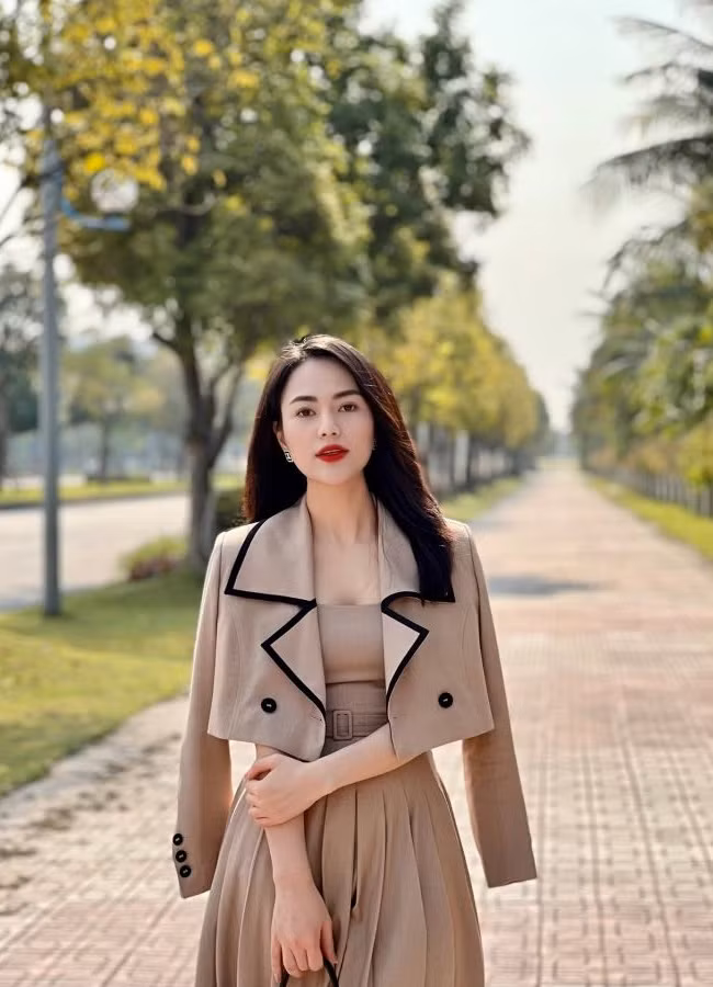 Sau khi thăng chức lên làm trưởng nhóm, nhân vật Lệ ngày càng ghi điểm vì luôn xuất hiện trong những bộ đồ công sở nữ tính, điệu đà.