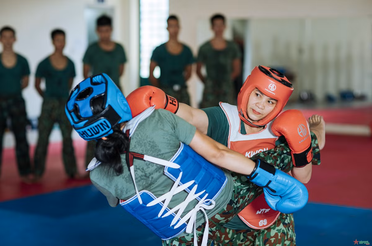 Quả đấm ghi bàn.