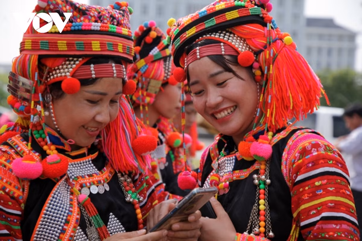 Phụ nữ Hà Nhì vui mừng khoe nhau tấm hình ưng ý vừa được chụp qua điện thoại.