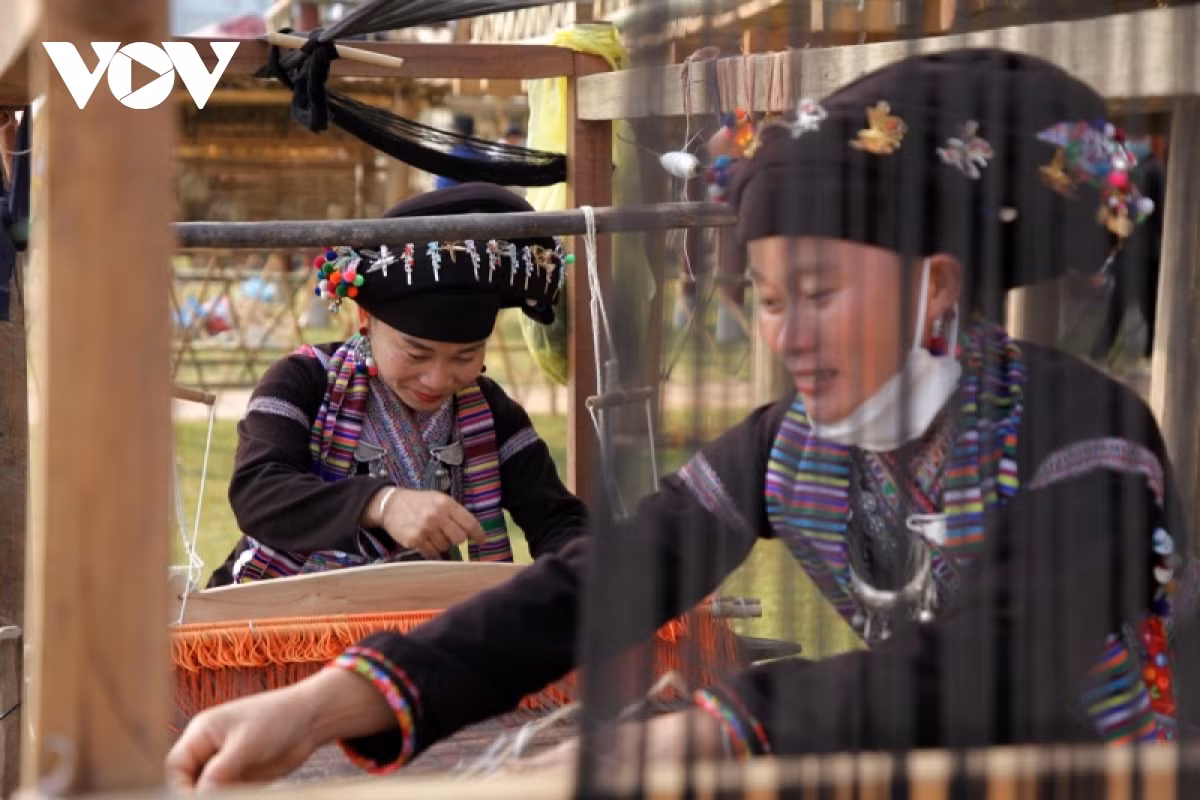 Không gian tái hiện nghề dệt thổ cẩm truyền thống của dân tộc Lào.