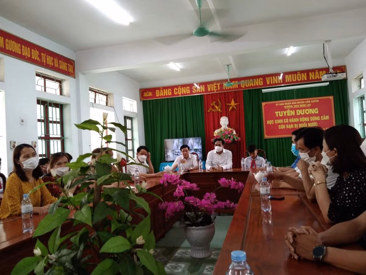 Trao thu khen cua Chu tich nuoc cho nam sinh dung cam cuu nguoi o Ha Tinh