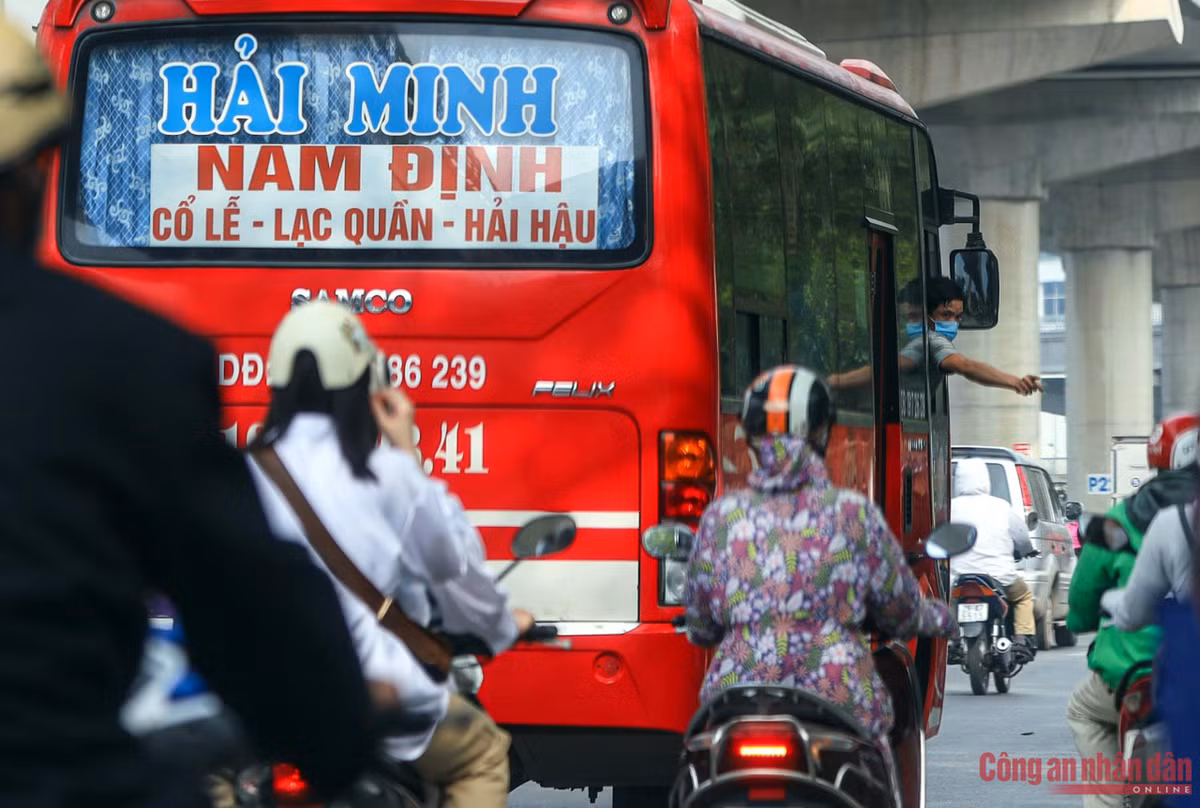 Tổ công tác bí mật được triển khai tại nhiều vị trí trên các cung đường như Hồ Tùng Mậu, Xuân Thủy thuộc địa bàn quận Cầu Giấy để ghi hình các phương tiện xe khách, xe hợp đồng vi phạm. 