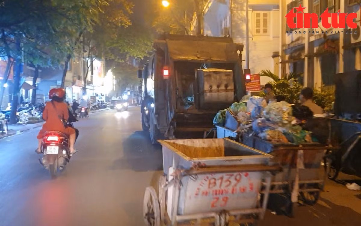 Tương tự là những "núi rác" trên phố Thụy Khuê (quận Tây Hồ).