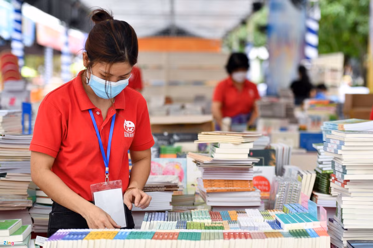 Nhân viên Nhà xuất bản Kim Đồng chuẩn bị những đầu sách hay tại không gian trưng bày, phục vụ khách tham quan.