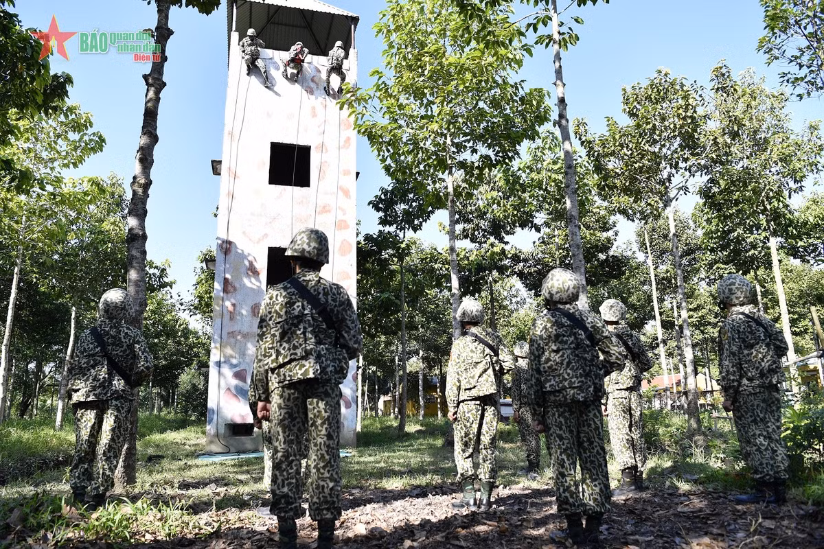 Ngoài những kỹ năng chung, Đại đội Đặc công chống khủng bố còn phải thực hiện nhuần nhuyễn kỹ năng chuyên sâu, đặc biệt là kỹ thuật leo nhà cao tầng.