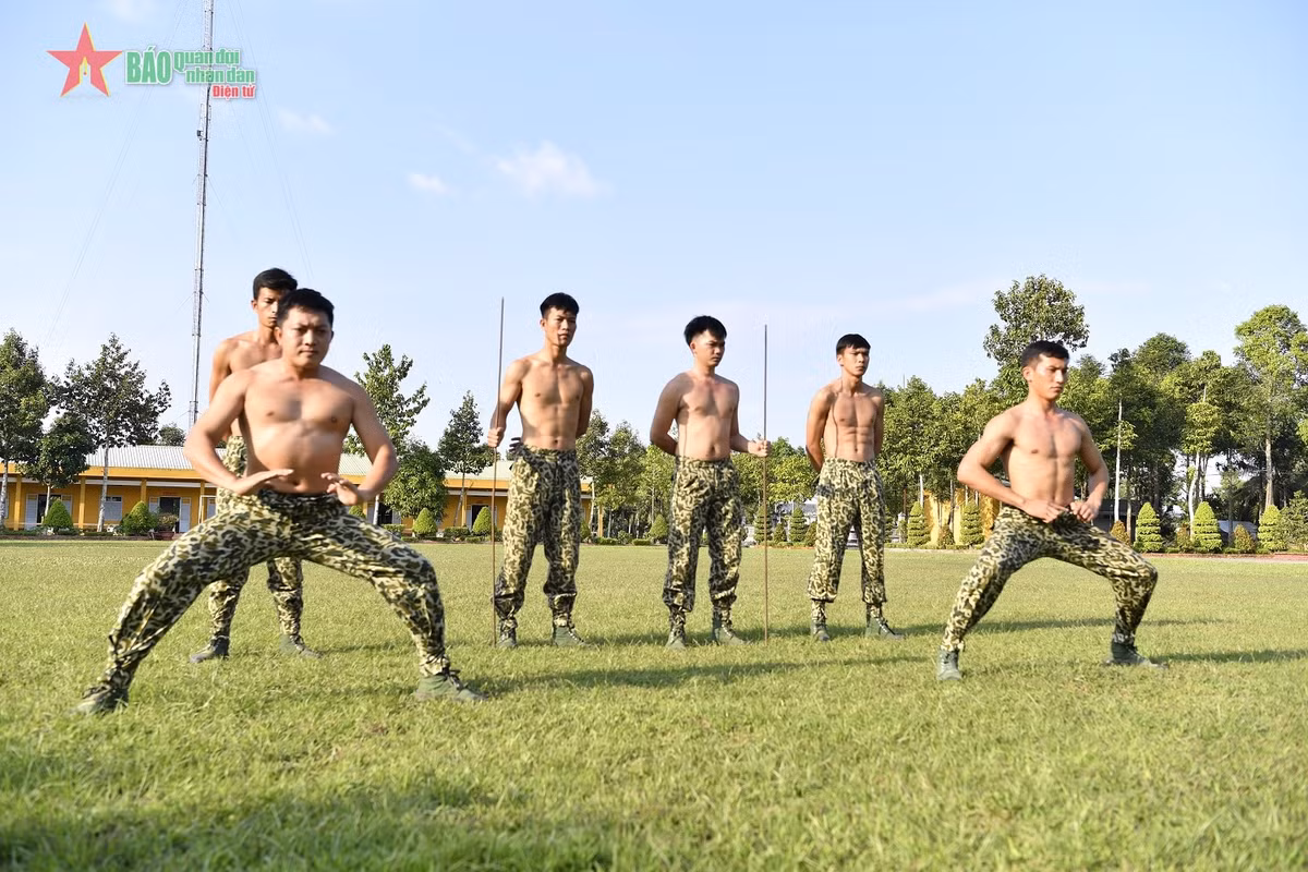Luyện khí công, nhằm thể hiện ý chí quyết tâm của bộ đội đặc công.