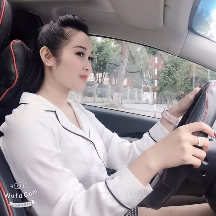 Nhan sac nong bong 2 nang WAGs cua 'song sat' Tien Linh va Ha Duc Chinh