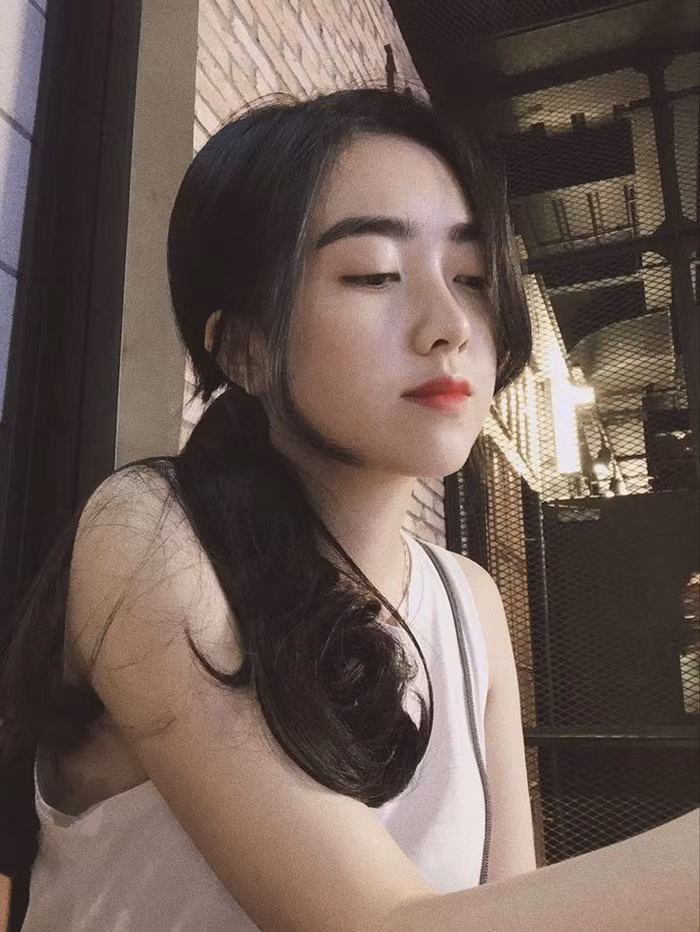 Khác với Ngọc Quyên - bạn gái Tiến Linh, người yêu Đức Chinh lại có khuôn mặt đài các nhưng rất baby.