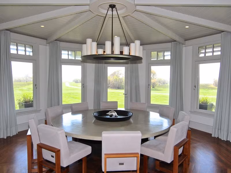 Phòng ăn lớn tràn ngập ánh sáng. Ảnh: Courtesy of LandVest Martha's Vineyard. 